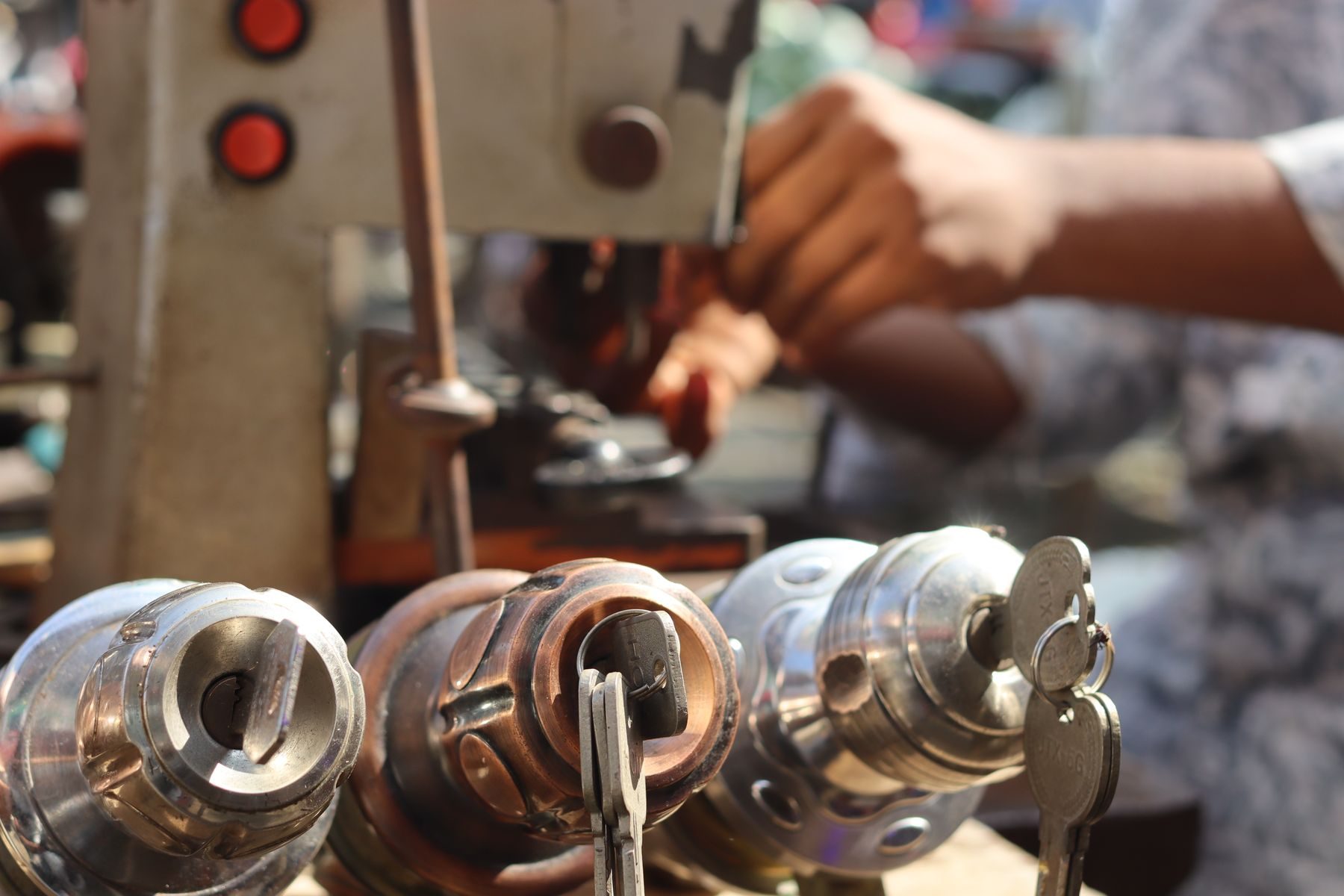 Hands cutting a key on a key duplication machine
